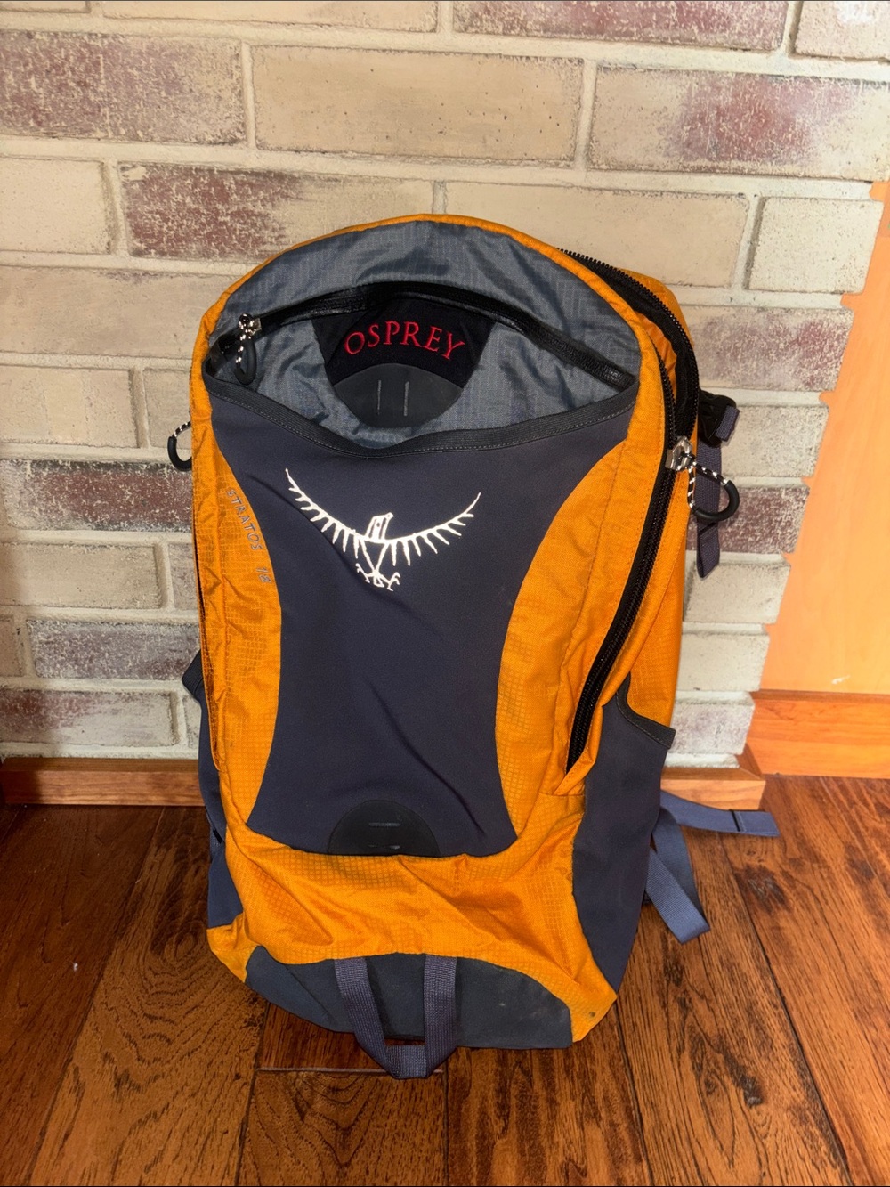 OSPREY Men's Orange and Black Compact Daypack